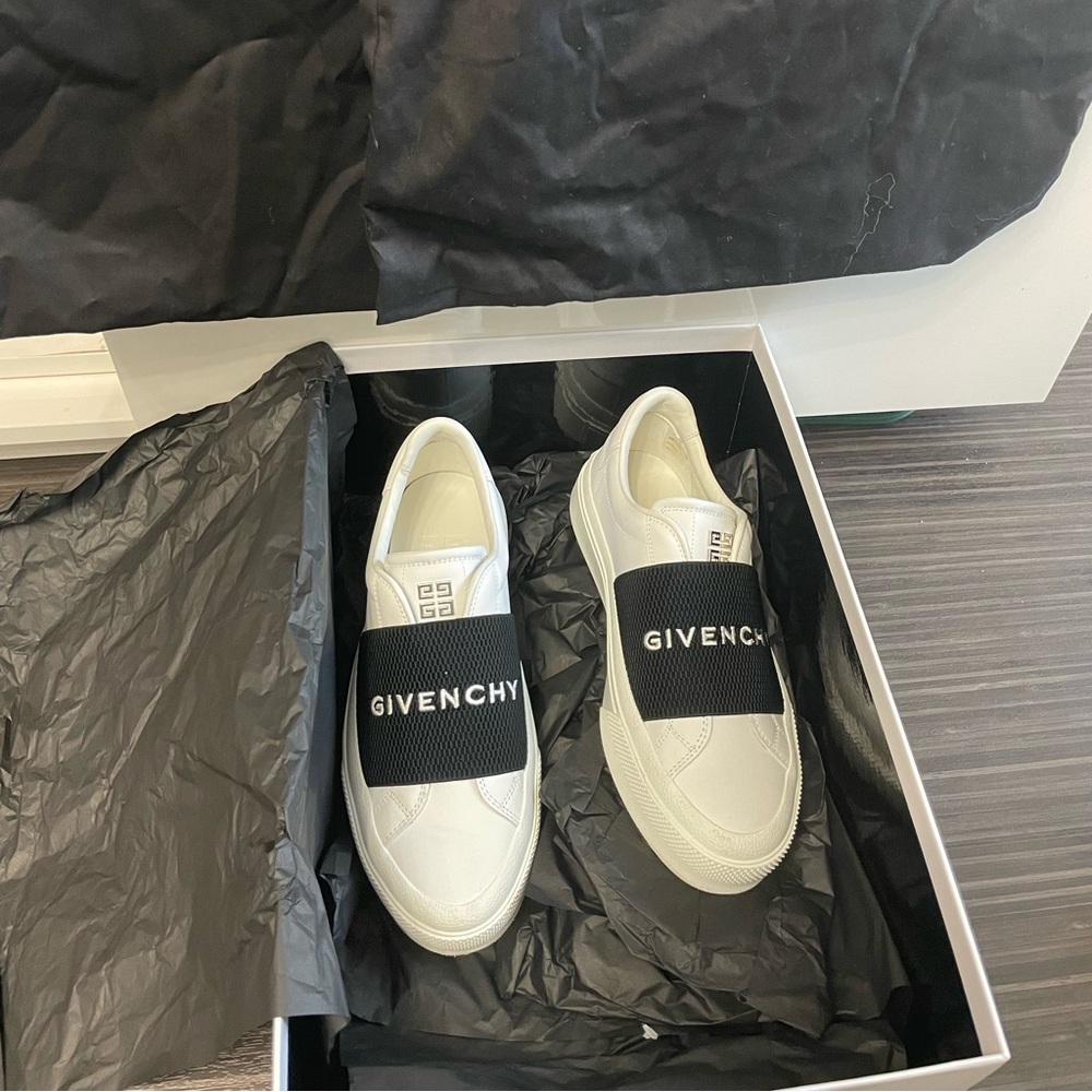 🚨Stolen🚨Authentic Givenchy Sneakers